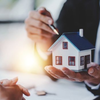real estate agent Delivering sample homes to customers, mortgage loan contracts. Make a contract for hire purchase and sale of a house. and home insurance contracts, home mortgage loan concepts